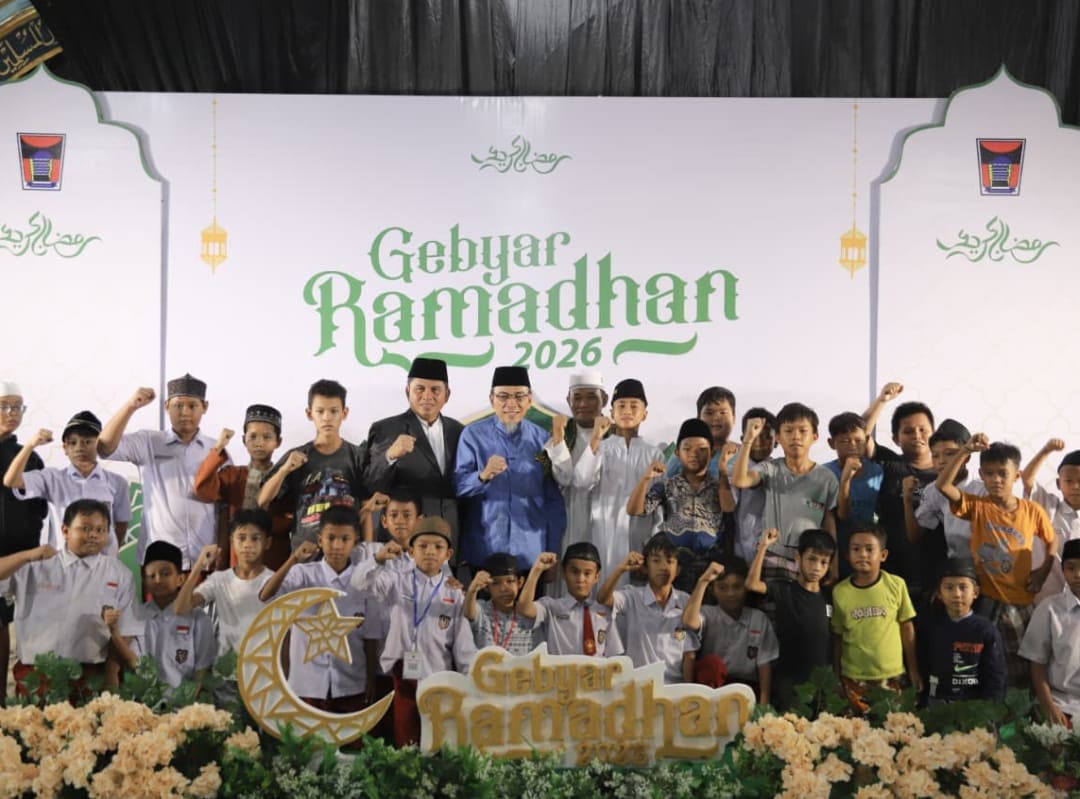 Wakil Wali Kota Padang Maigus Nasir bersama peserta usai pembukaan Gebyar Ramadhan 2026 di Masjid Raya Ganting, Kota Padang, Minggu (8/3/2026).(Foto: Prokopim)