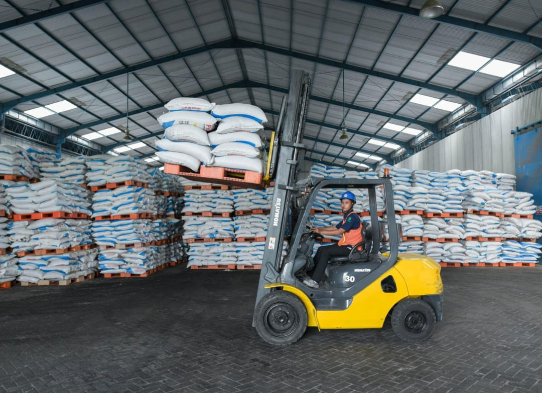 Stok pupuk nasional di gudang Pupuk Indonesia siap didistribusikan untuk mendukung ketahanan pasokan pupuk bagi petani di seluruh Indonesia.(Foto: Corcom)