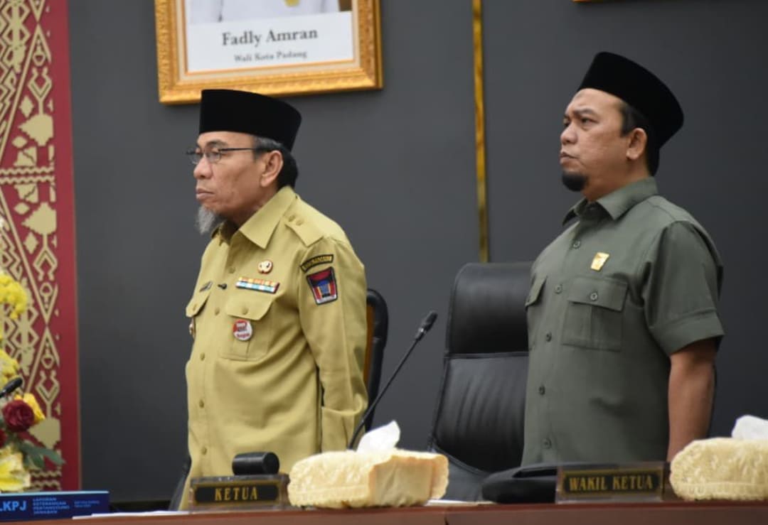 Wakil Wali Kota Padang Blbersama Ketua DPRD saat penyampaian LKPJ 2025 dalam Rapat Paripurna.(Foto: Prokopim)