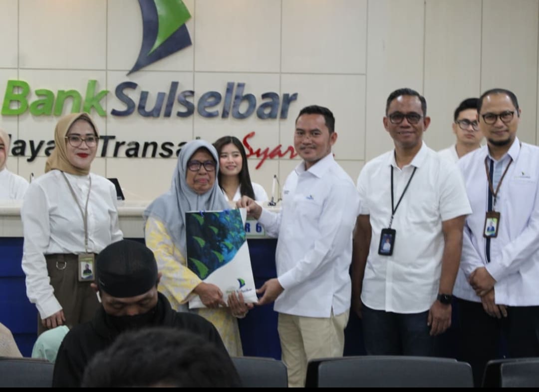 Ariawan meninjau proses penyaluran THR di Bank Sulselbar, Makassar.(Foto: Humas)