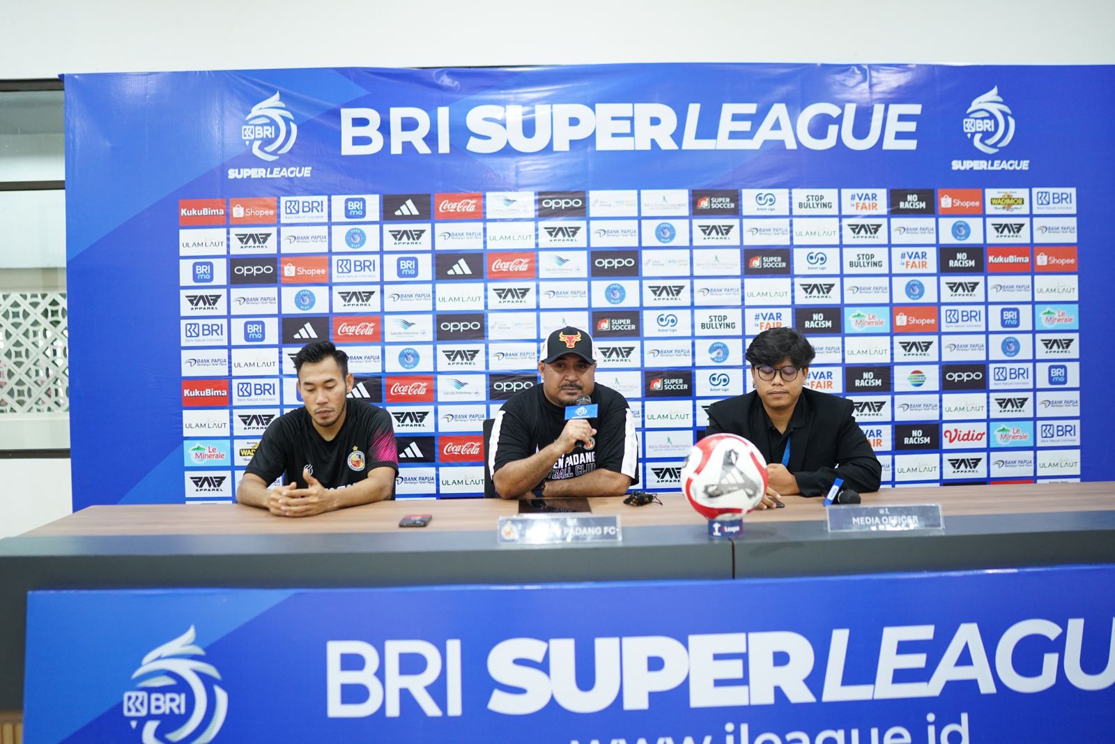 Pelatih Semen Padang FC, Imran Nahumarury saat memberikan keterangan jelang pertandingan lawan PSBS Biak, Minggu (8/3/2026).