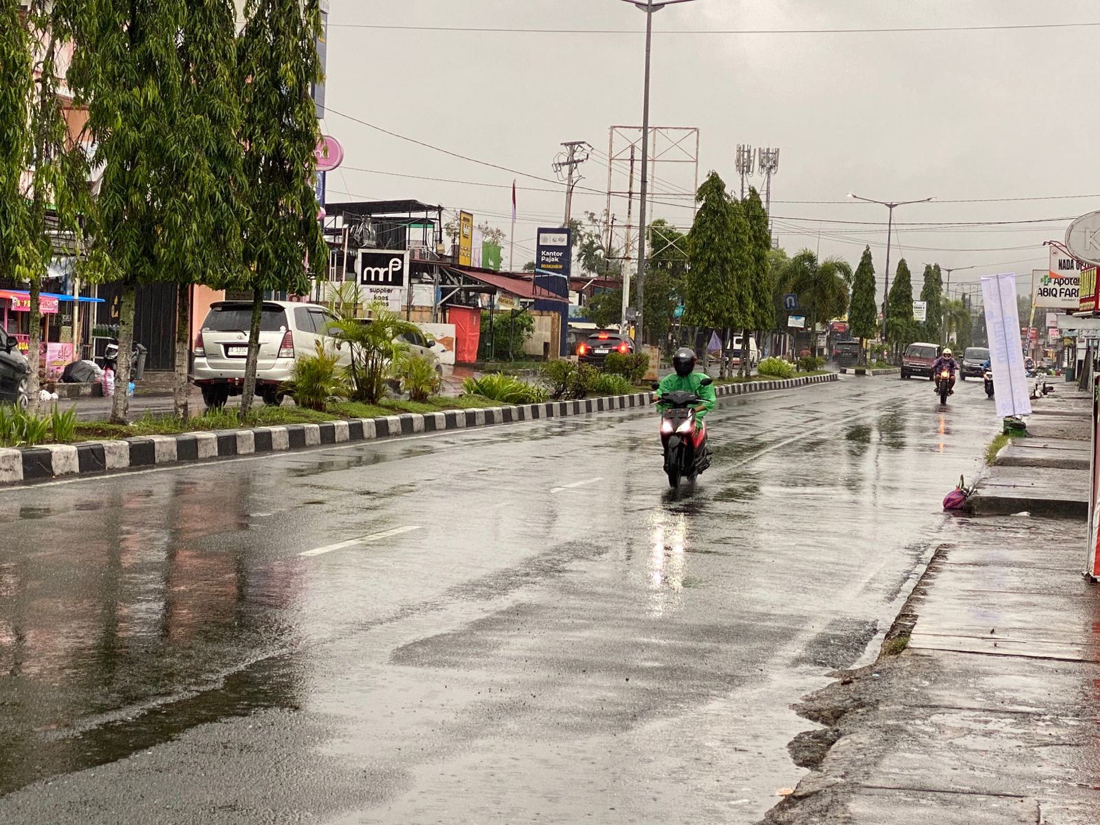 Hujan dengan intensitas sedang hingga ringan mengguyur Payakumbuh, Sumatera Barat, pada Senin pagi (9/3/2026).