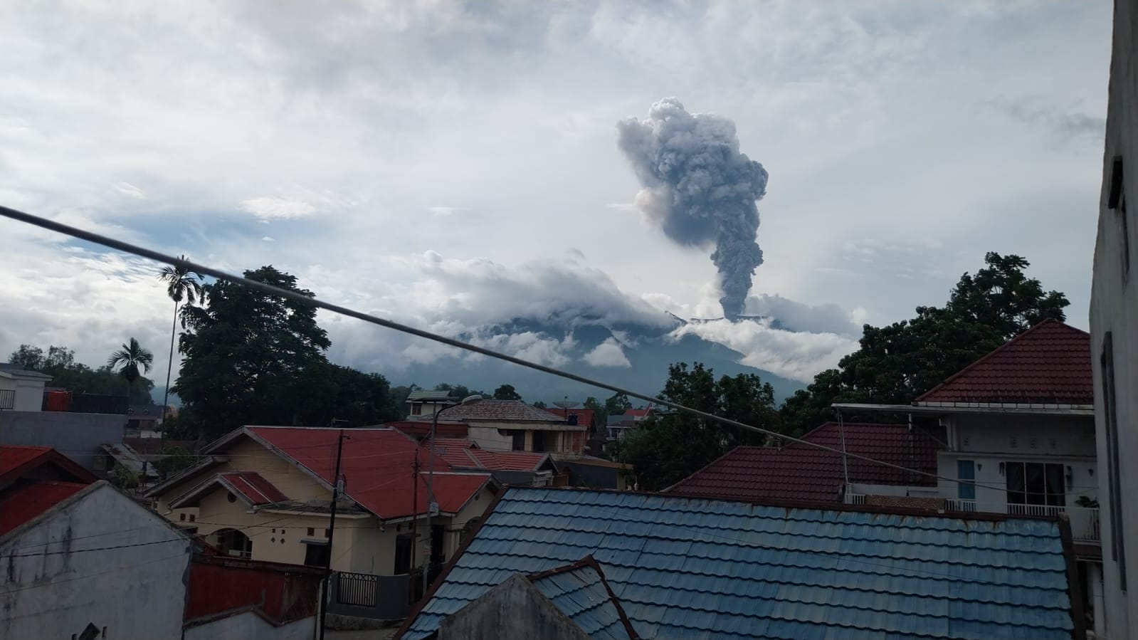 Gunung Marapi erupsi Senin pagi (9/3/2026) dengan tinggi kolom letusan 1.600 meter.