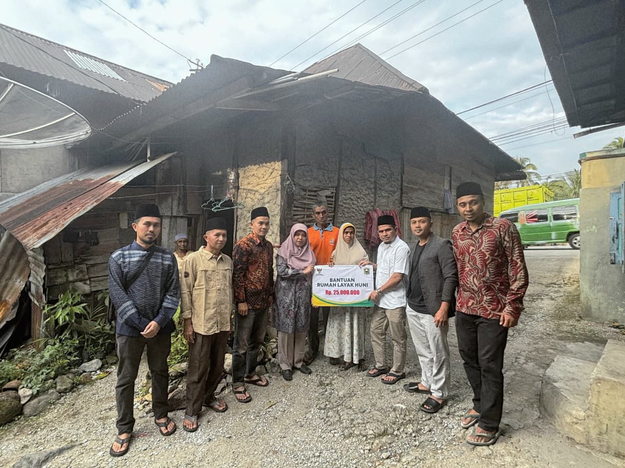 Wabup Solok Candra serahkan bantuan bedah rumah Rp25 juta dari Baznas kepada buruh tani di Nagari Talang, Gunung Talang, untuk perbaikan hunian.