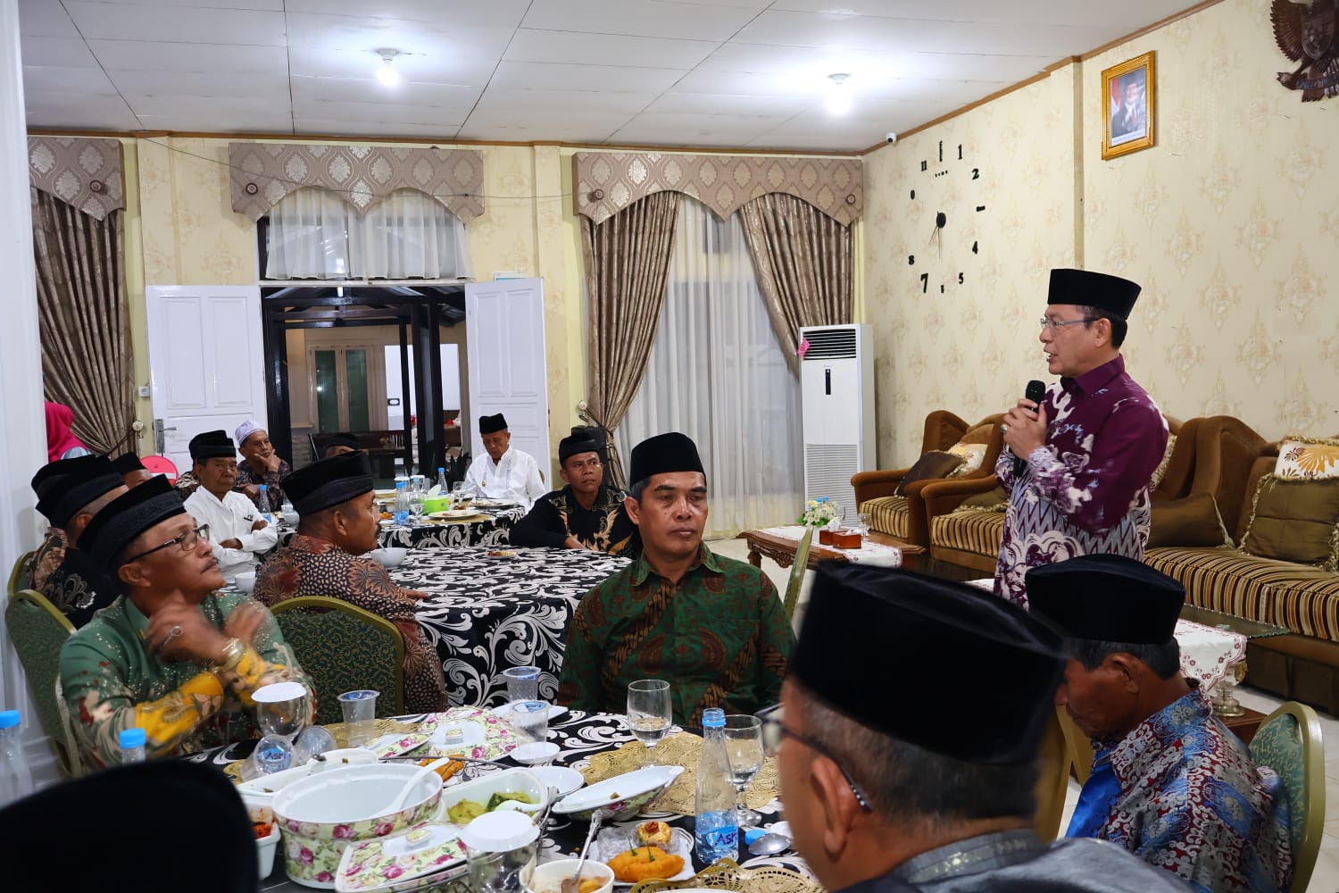 Wali Kota Payakumbuh Zulmaeta buka puasa bersama niniak mamak dan bundo kanduang, paparkan arah pembangunan serta rencana pembangunan Pasar Payakumbuh.