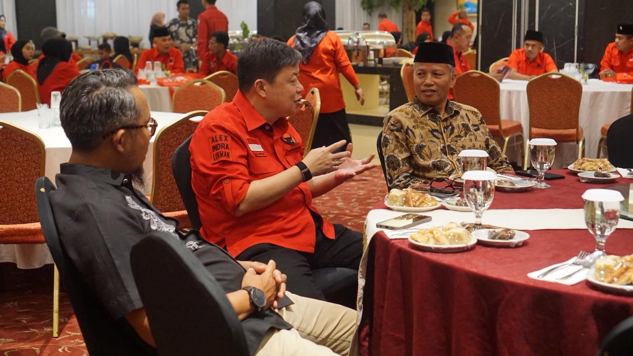 Buka bersama PDI Perjuangan Sumbar di Padang dihadiri PWM Muhammadiyah. Alex Indra Lukman tekankan kerja sama bukan sekadar momentum Pemilu.