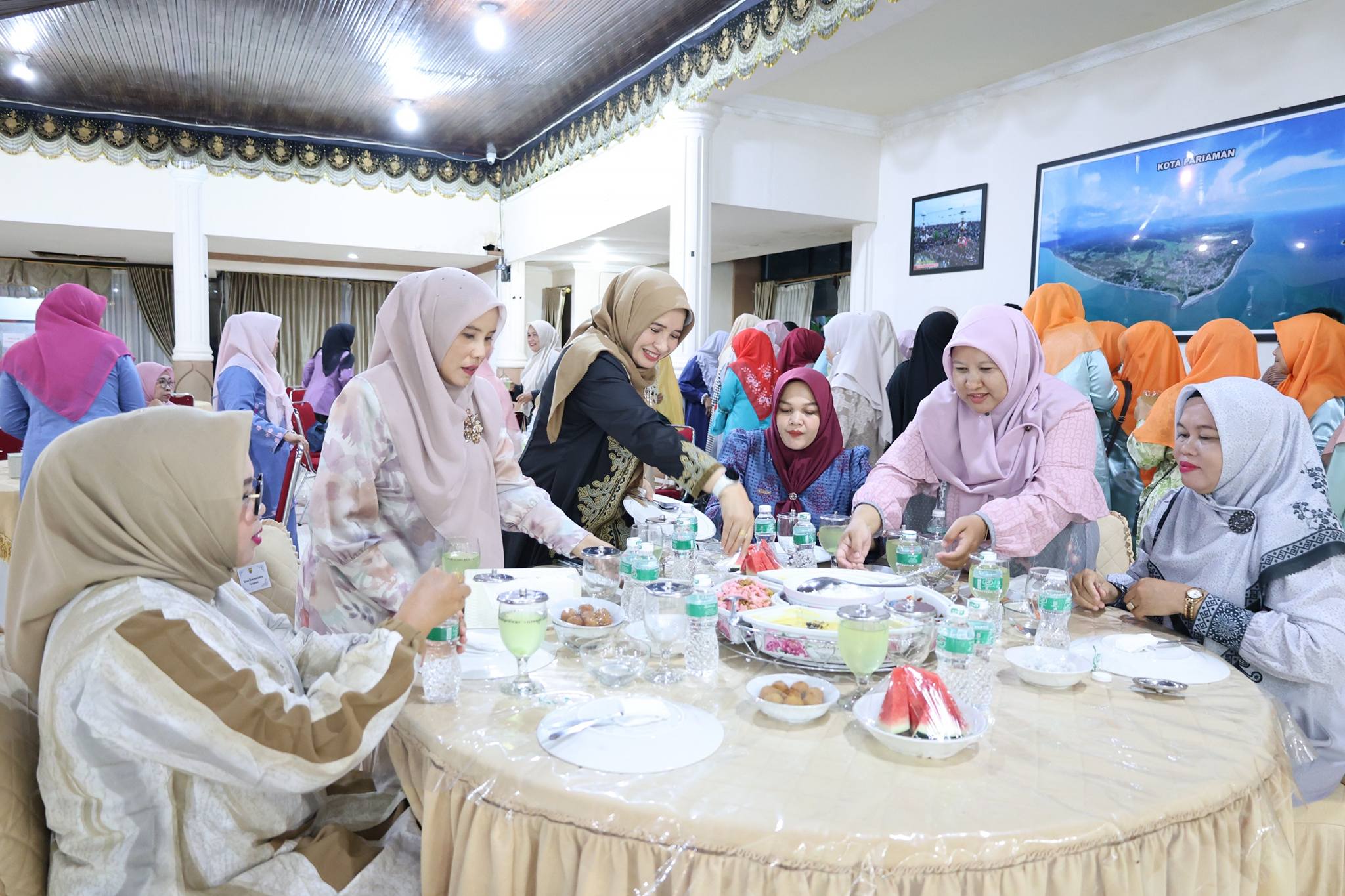 Buka bersama di balairung rumah dinas wali kota dihadiri Ketua TP PKK Kota Pariaman Ny Yosneli Balad, Ketua GOW Ny Dina Mulyadi, Ketua DWP Ny Nen Afrizal, dan para camat.
