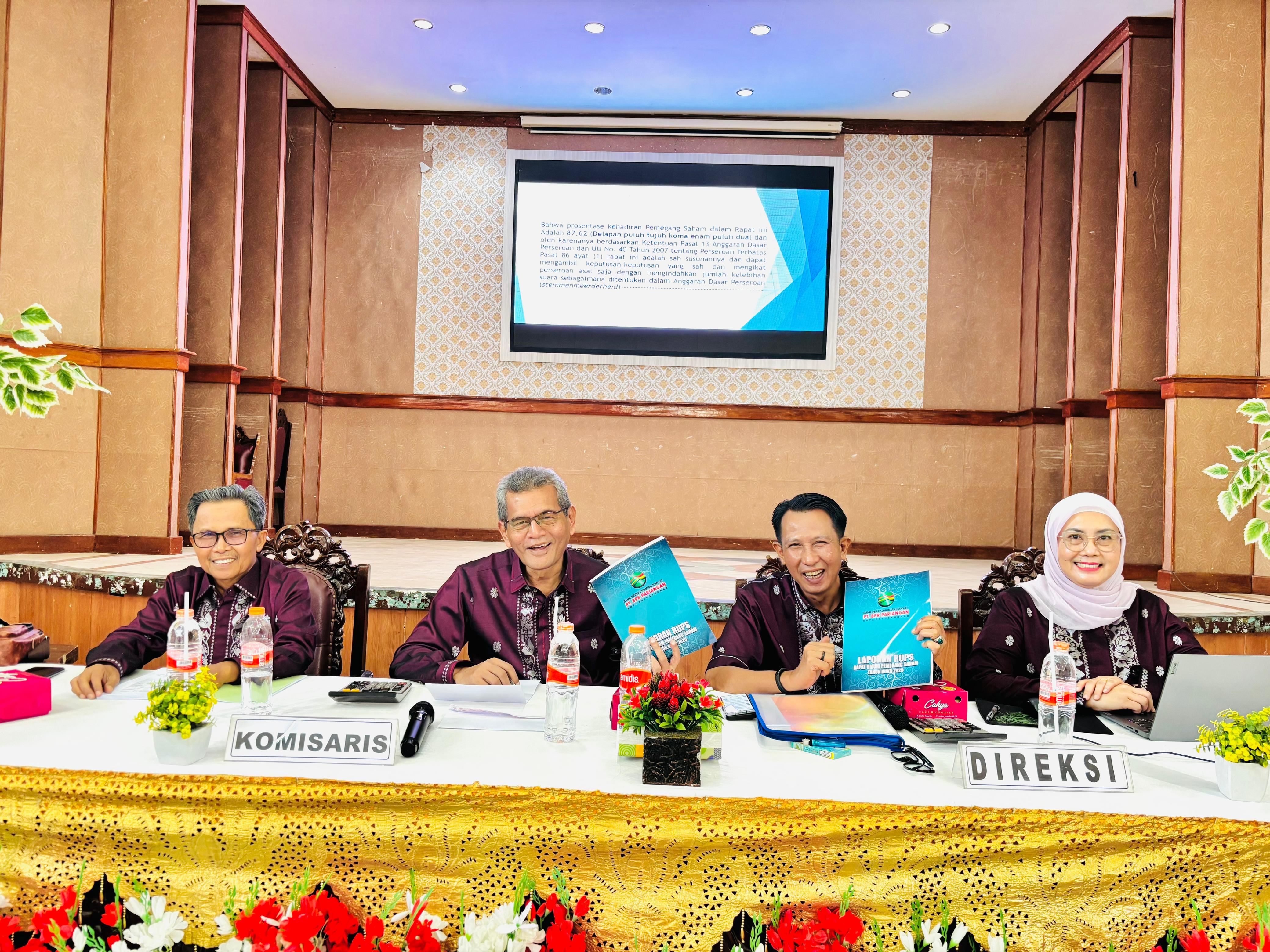 Direktur Utama PT BPR Pariangan, Dendri (dua kanan), didampingi Eva Mellya (Direktur), dan para Komisaris.