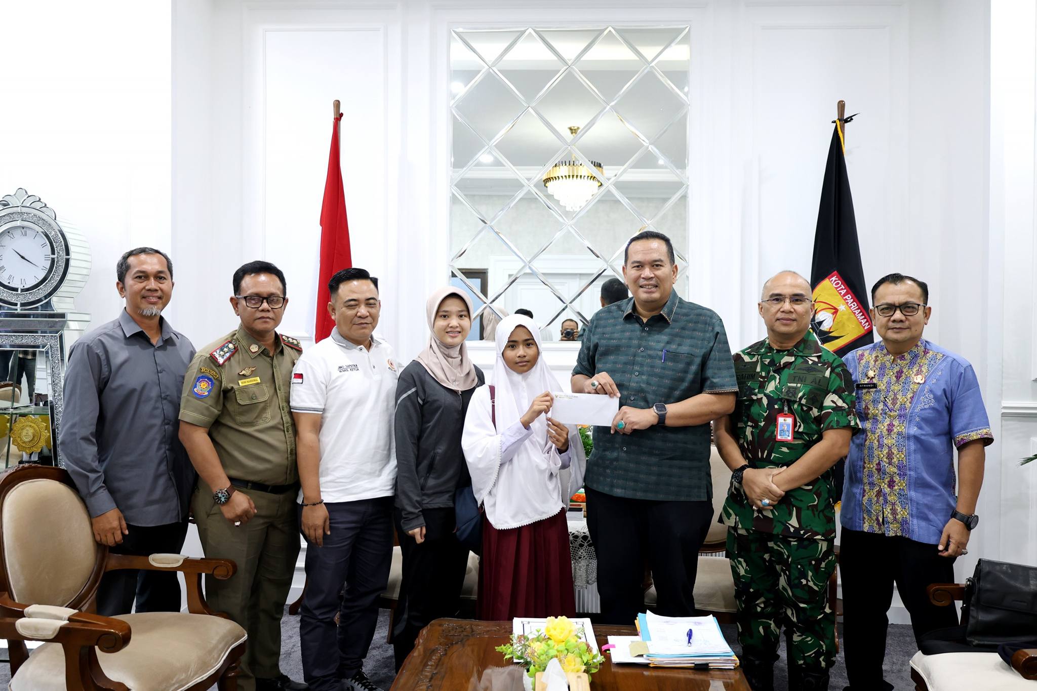 Wako Pariaman Yota Balad melepas dua atlet taekwondo yang akan mewakili Sumatera Barat pada Kejurnas Taekwondo di Samarinda.