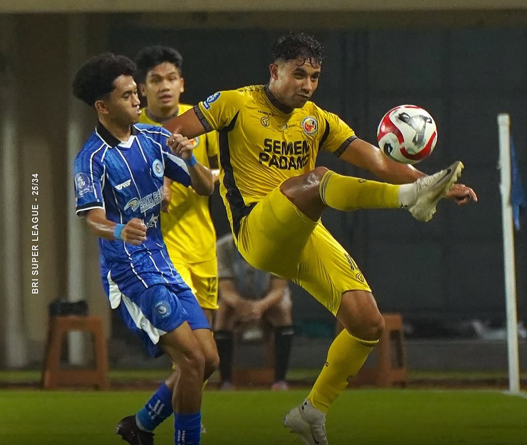 Pemain Semen Padang FC saat berduel dengan pemain PSBS Biak, Senin (9/3/2026).