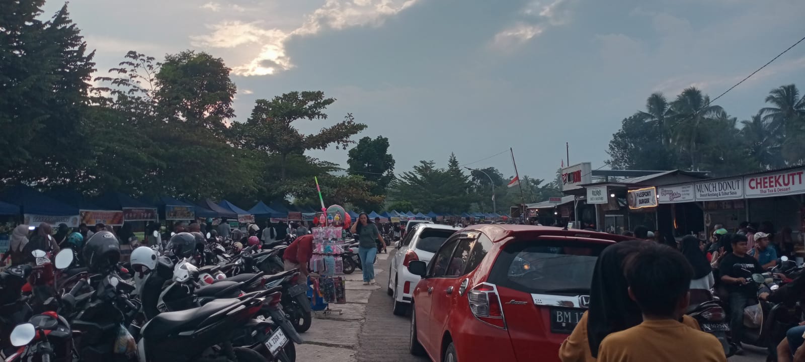 Ngabuburit di Taman Batang Agam Payakumbuh ramai selama Ramadan. Pengunjung memadati kawasan, sementara arus kendaraan dan parkir mulai padat.