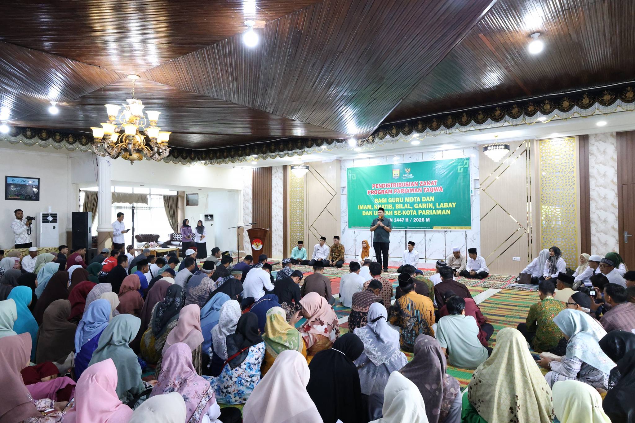 BAZNAS Kota Pariaman salurkan zakat Rp126,6 juta kepada 422 guru MDTA melalui Program Pariaman Taqwa yang diserahkan langsung Wali Kota Yota Balad.