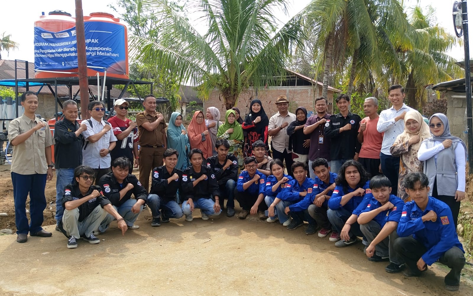 Rektor ITP Prof Maidiawati bersama tim dosen dan mahasiswa serta perangkat kelurahan, RT/RW usai penyerahan teknologi air bersih dan aquaponic kepada masyarakat Gurun Laweh, Kecamatan Nanggalo.