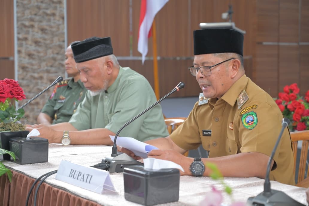 Gubernur Sumbar Mahyeldi Ansharullah memimpin rapat koordinasi Pemprov Sumbar dan Pemkab Pasaman di Aula Hotel Emir, Lubuk Sikaping, Senin (9/3).