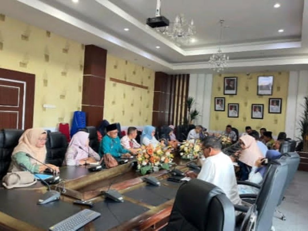 Asisten I Bidang Pemerintahan dan Kesejahteraan Rakyat Setkab Pessel Syahrizal Antoni memimpin rapat koordinasi di Ruang Rapat Bupati, Senin (9/3). 