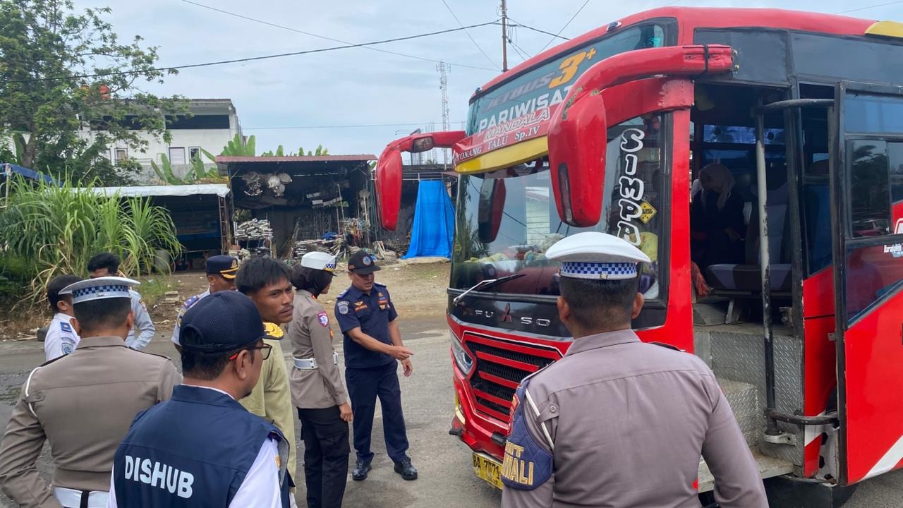 Tim gabungan Satlantas Polres Pasbar bersama Dinas Perhubungan melakukan pemeriksaan kendaraan angkutan umum di Terminal Simpangempat, Senin (9/3). 
