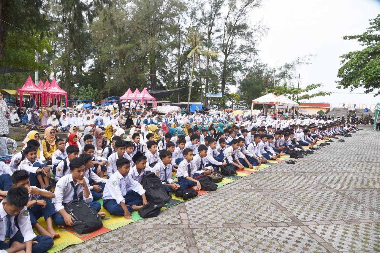 Sekda Pariaman Afrizal Azhar membuka Ramadhan Literacy Festival 2026 di Pantai Gandoriah dan mengajak pelajar meningkatkan budaya membaca.