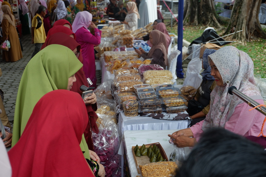 Pemprov Sumbar membuka Bazar Ramadan 2026 di Kantor Gubernur Padang. Lebih 200 tenant jual sembako harga distributor untuk menjaga stabilitas harga.
