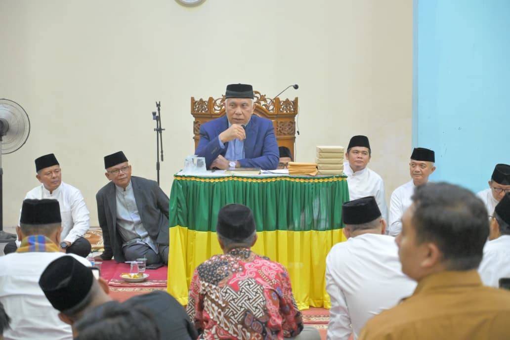 Gubernur Sumbar Mahyeldi Ansharullah saat Safari Ramadhan di Kecamatan Simpati, Kabupaten Pasaman, Senin (9/3). Turut hadir Bupati Pasaman Welly Suhery dan masyarakat setempat.