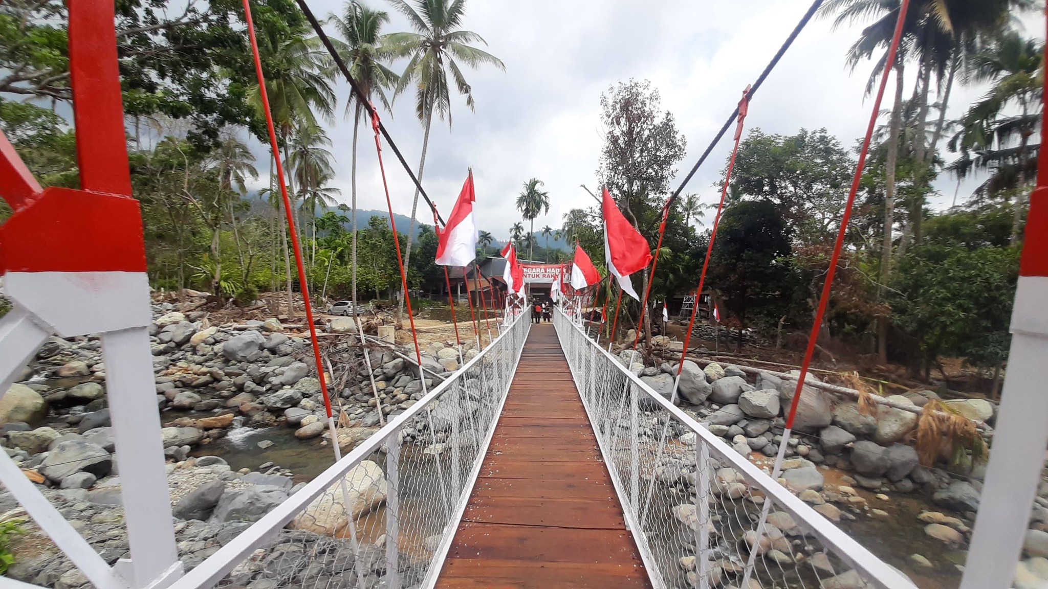 Jembatan Gantung Merah Putih Kampung Guo Padang diresmikan, memperlancar akses warga menuju sekolah, masjid, dan aktivitas ekonomi.