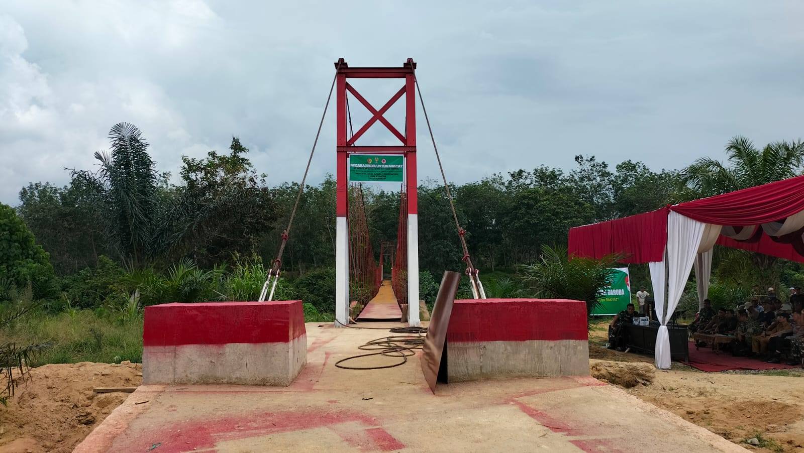 Jembatan gantung Lubuk Botung di Ampang Kuranji Dharmasraya resmi dibuka sebagai bagian program 200 jembatan nasional untuk memperkuat konektivitas wilayah.