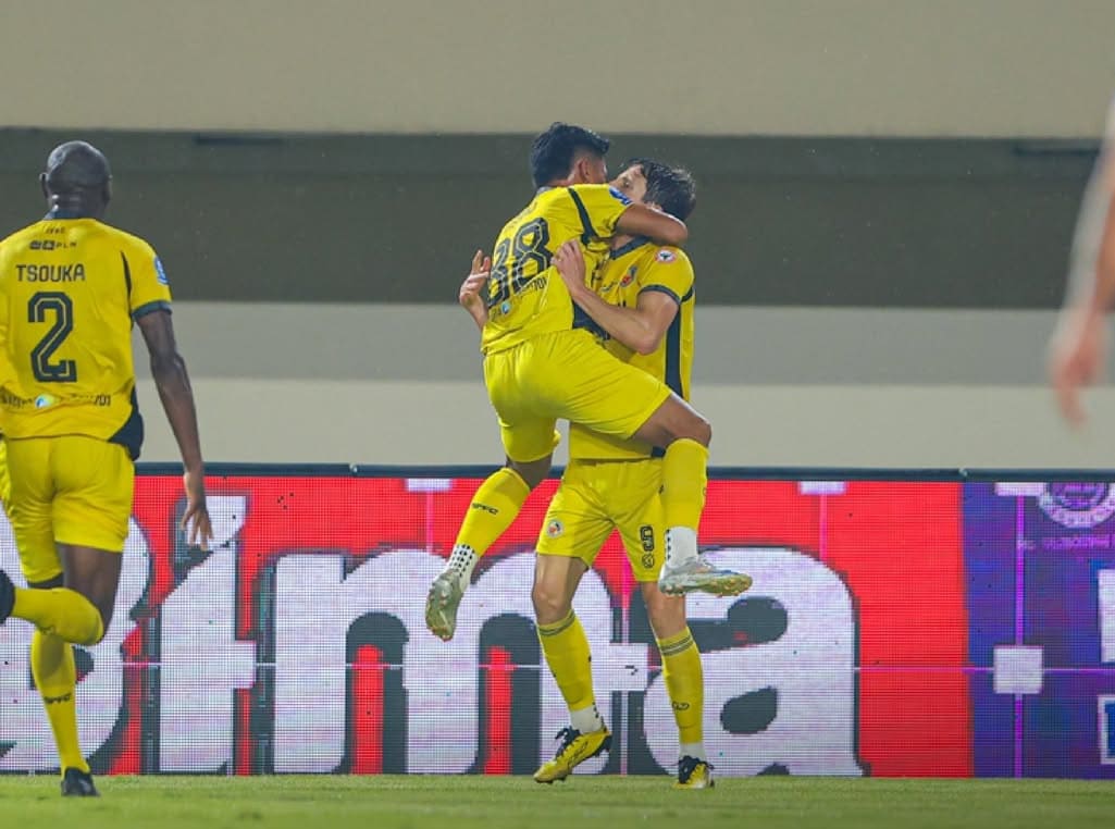 Guillermo merayakan golnya yang membawa Semen Padang menang 2-0 atas PSBS Biak pada pekan ke-25 BRI Super League 2025/26.(Foto: IG @liga1match)