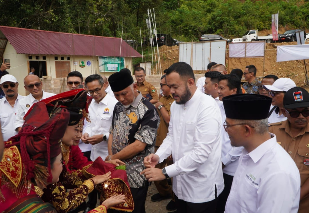 Wali Kota Padang Fadly Amran secara resmi serahkan kunci Hunian Tetap Mandiri Kampung Tangguh Kadin ke perwakilan warga Batu Busuk yang terdampak bencana hidrometeorologi.(Foto: Prokopim)