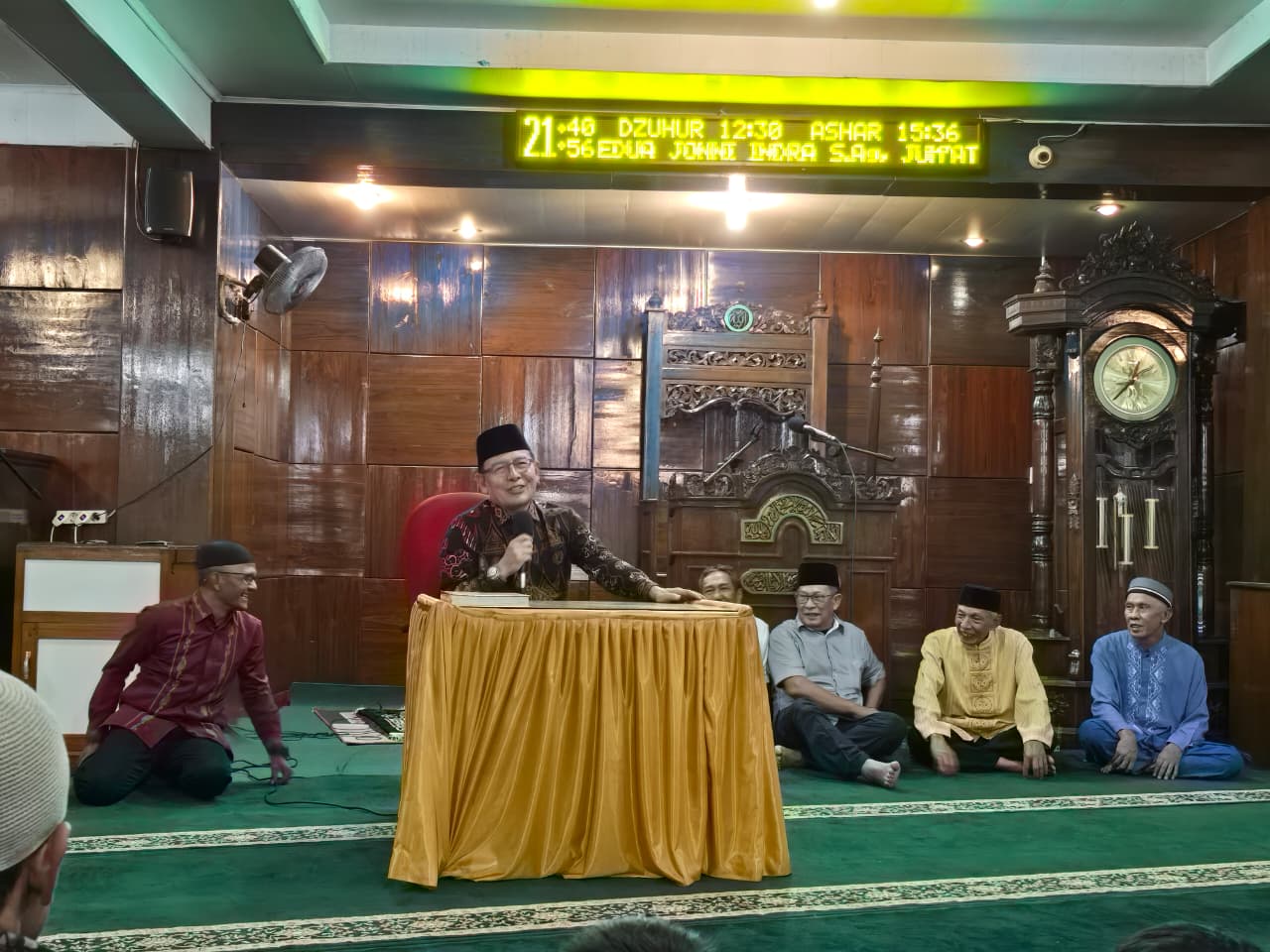 Wali Kota Payakumbuh Zulmaeta tarawih bersama warga di Masjid Muslimin Balai Cacang sekaligus menyerahkan bantuan dan mengajak menjaga kamtibmas.