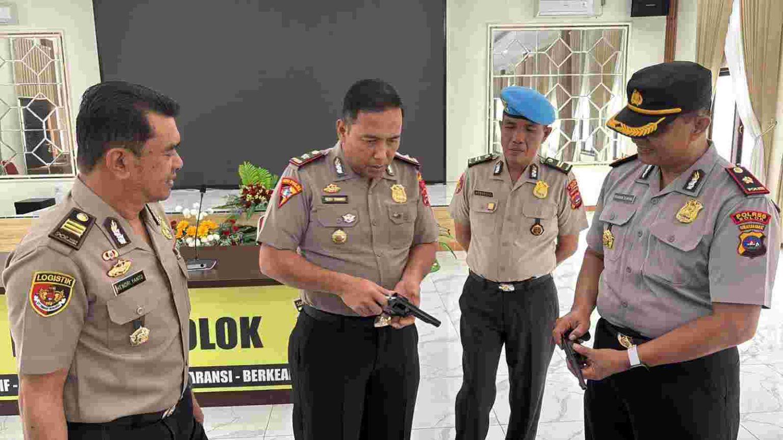 Polres Solok kembali melakukan inspeksi terhadap senjata api organik milik personel. Pemeriksaan tersebut digelar di Aula Polres Solok, Senin (9/3/2026).