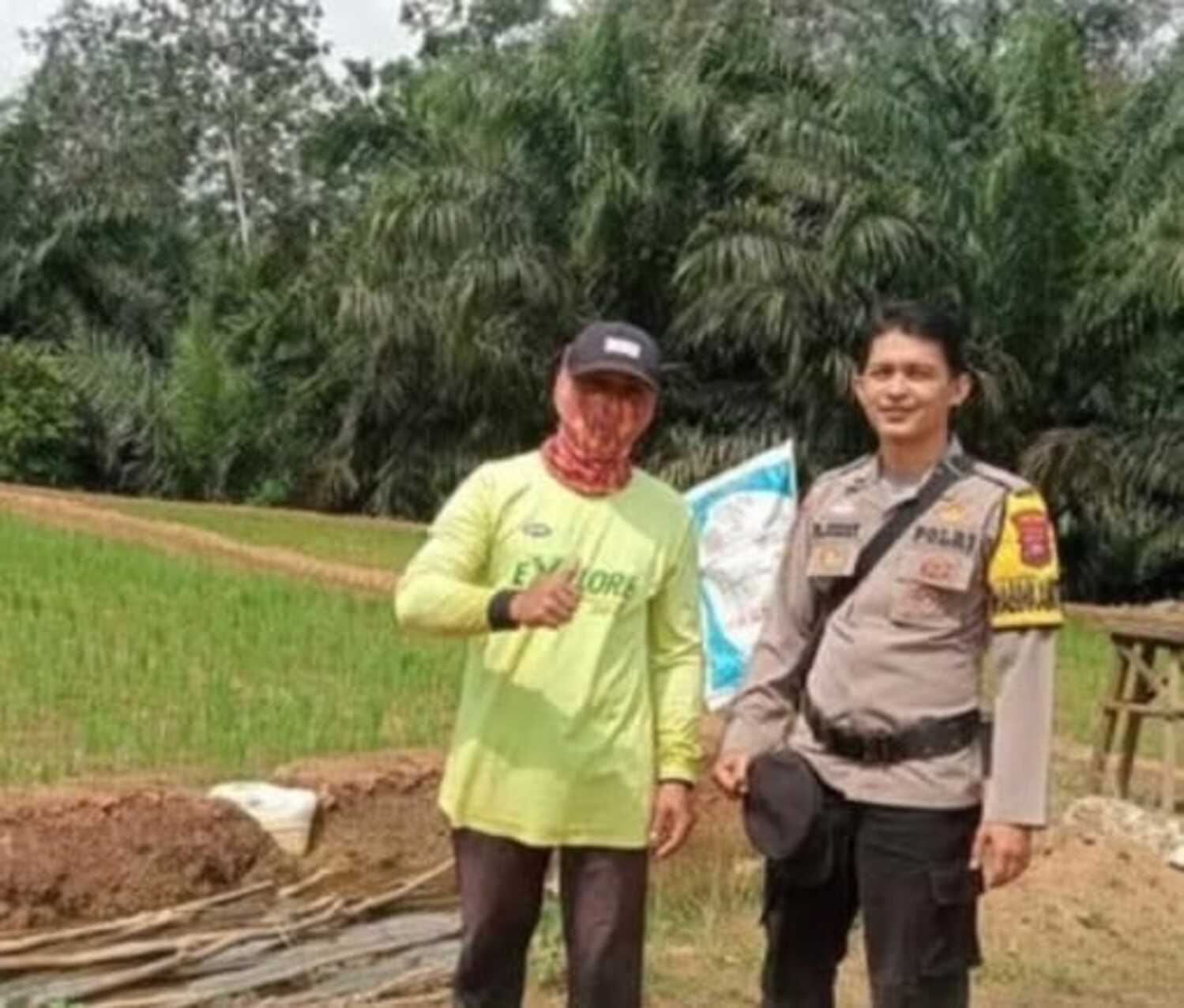 Bhabinkamtibmas Polsek Koto Baru, Polres Dharmasraya, melakukan sambang ke lahan pertanian warga untuk mendukung ketahanan pangan nasional.