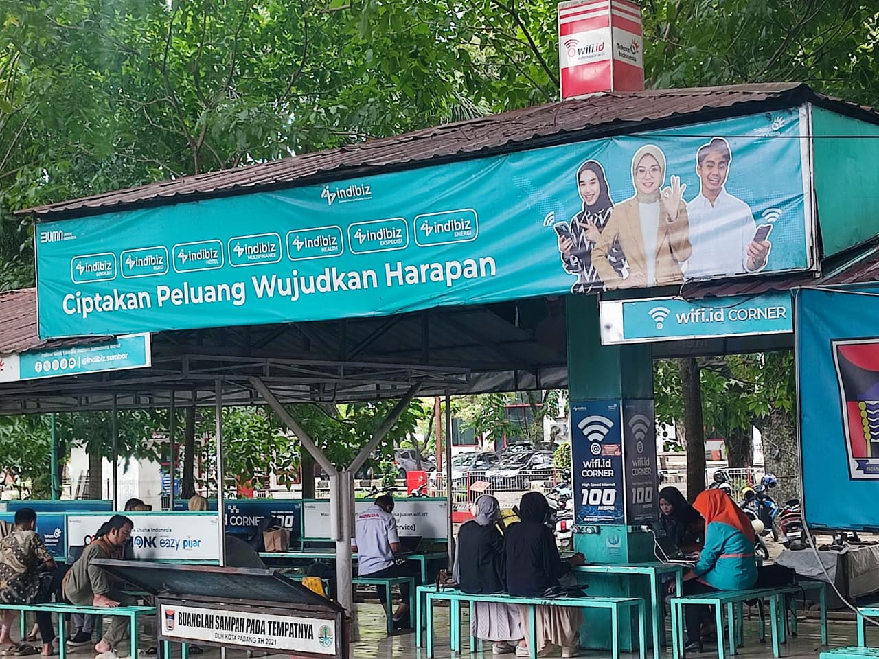 Sejumlah warga memanfaatkan Taman Digital WiFi Corner yang berlokasi di seberang Masjid Raya Syekh Ahmad Khatib Al-Minangkabawi untuk bekerja selama Ramadhan.