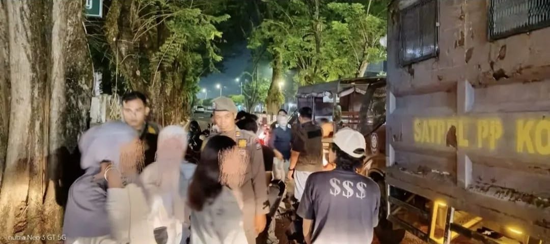 Satpol PP Kota Padang gelar patroli jaga Trantibum, Selasa dini hari (10/3/2026). Sebanyak 23 perempuan yang kedapatan masih nongkrong di Khatib Sulaiman diamankan petugas.