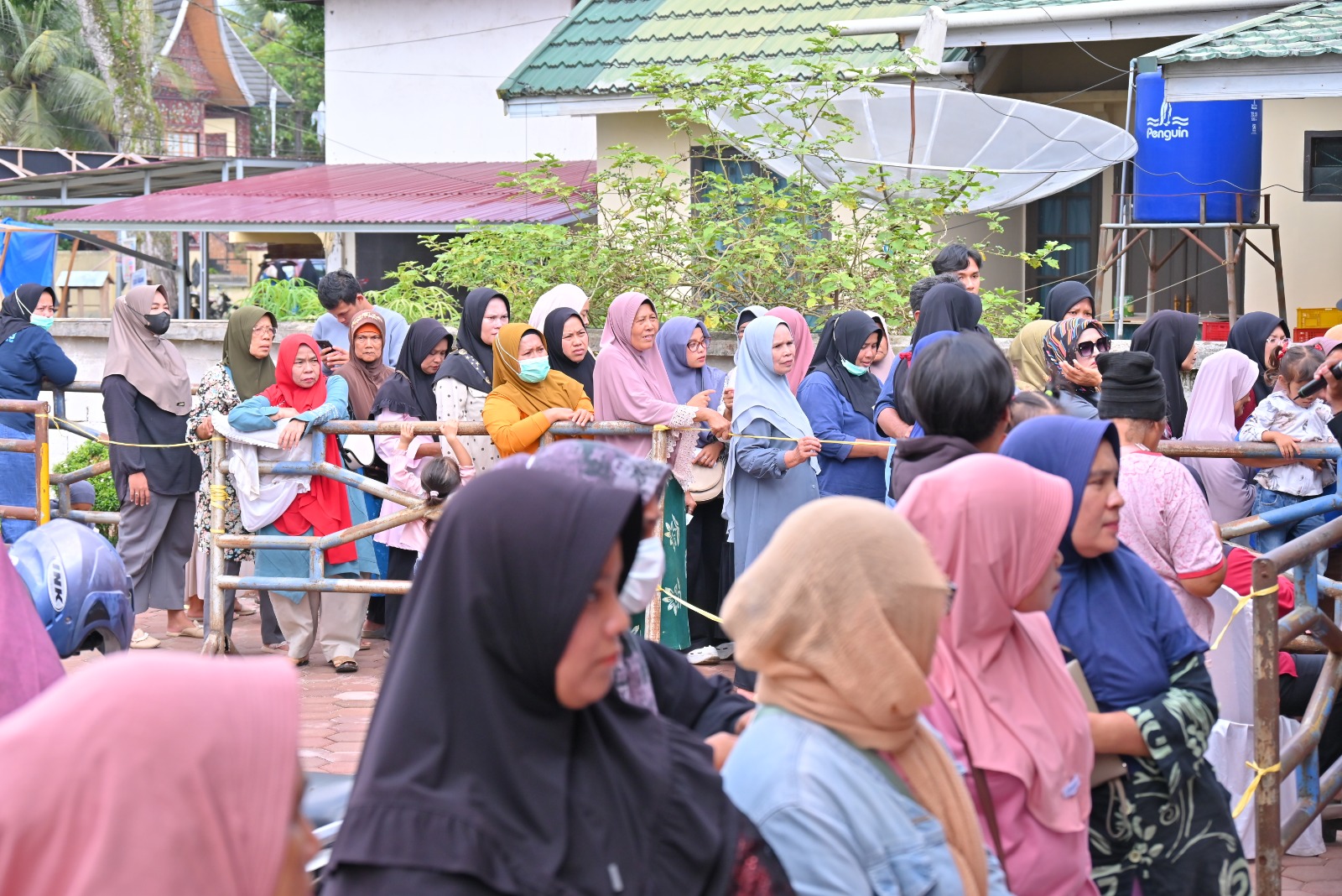 Pasar murah Payakumbuh diserbu warga jelang Idul Fitri. Pemko subsidi sembako hingga 30 persen agar kebutuhan pokok masyarakat tetap terjangkau.