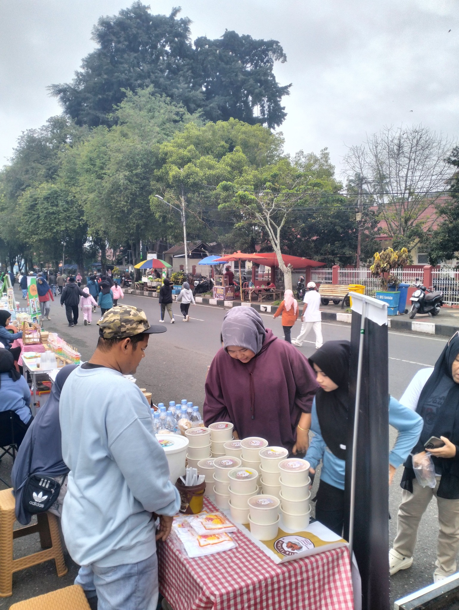 Pemprov Sumbar menata ulang UMKM di Car Free Day Padang. Pedagang dilarang berjualan di trotoar untuk menjaga kenyamanan dan ketertiban kawasan HBKB. (ilustrasi cfd)