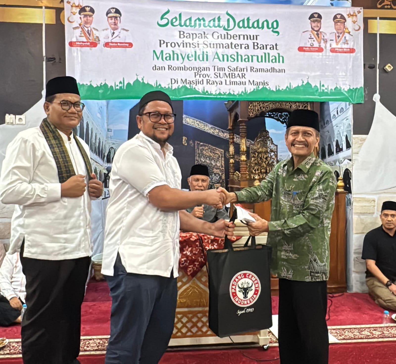 PT Semen Padang menyalurkan bantuan Rp12,5 juta dan Al-Qur&rsquo;an dalam Safari Ramadan Pemprov Sumbar di Masjid Raya Limau Manis Padang.