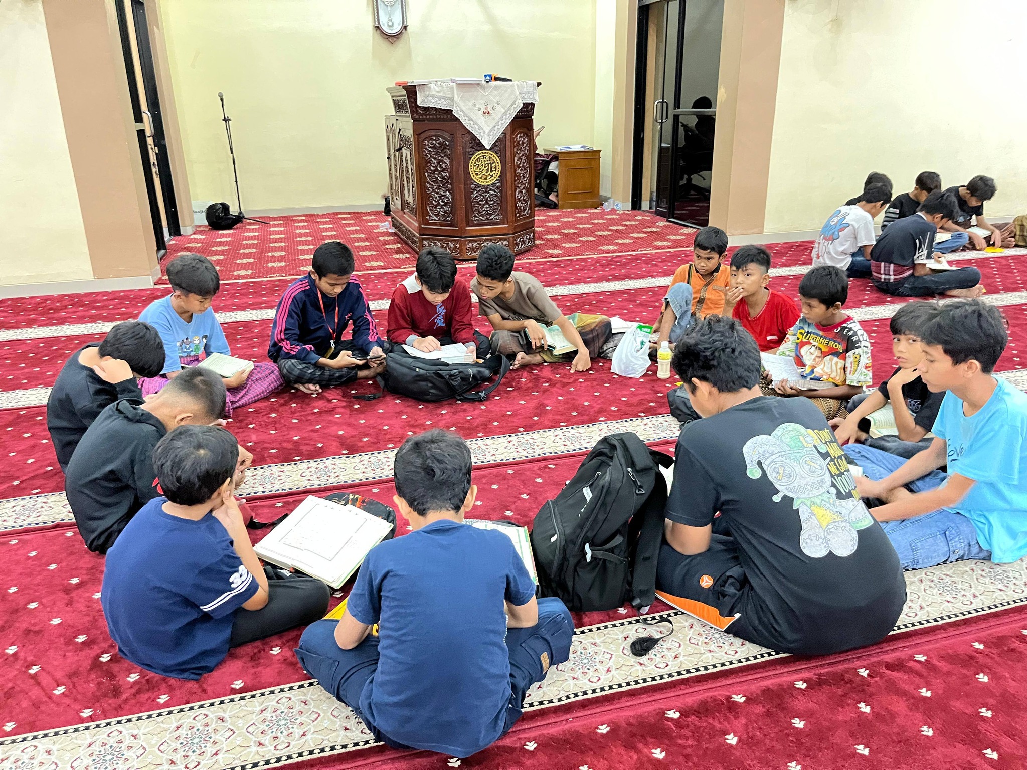Masjid Darul Huda Padang gelar itikaf pelajar dengan sistem kartu untuk memantau salat, tadarus, dan ibadah selama Ramadan sejak 9 Maret 2026.