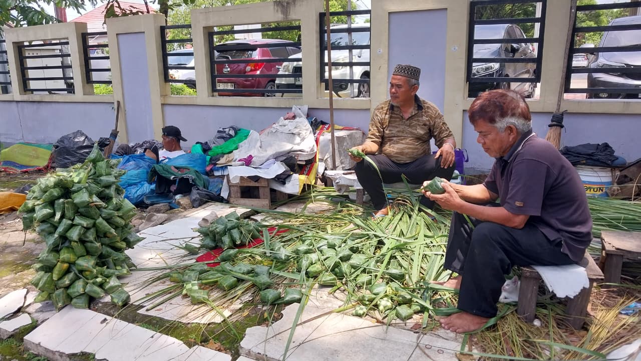 Pengrajin kulit ketupat musiman mulai bermunculan di Padang. Permintaan meningkat hingga dua kali lipat dari hari biasa. (Mengki Kurniawan/Padeks)