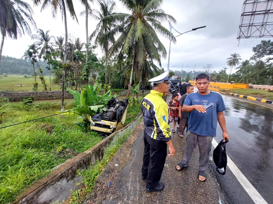 Kecelakaan tunggal terjadi di Jalan Padang&ndash;Bukittinggi kawasan Kiambang Padangpariaman. Colt Diesel hilang kendali, dua orang luka ringan.