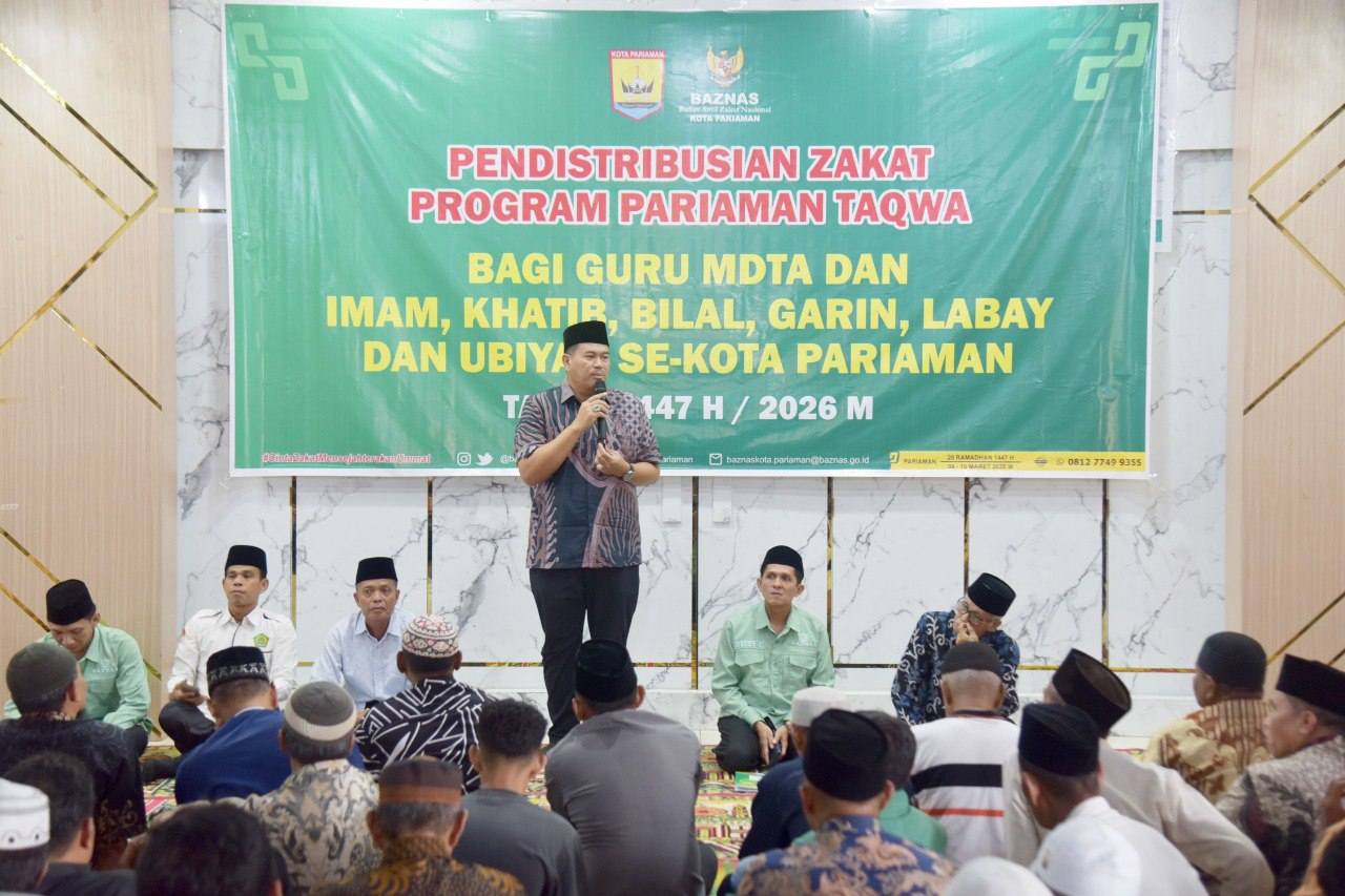 Wali Kota Pariaman Yota Balad menyalurkan zakat BAZNAS Rp328,8 juta kepada 1.096 petugas keagamaan melalui Program Pariaman Taqwa 2026.