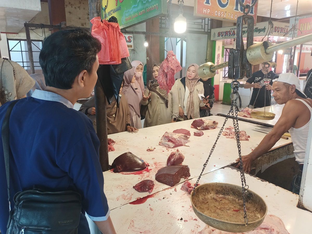 Dinas Pangan Kota Solok sidak Pasar Raya Solok jelang Ramadhan, harga bahan pokok masih stabil dan stok pangan dipastikan aman bagi kebutuhan masyarakat.
