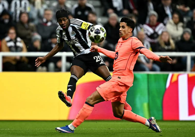Bintang Newcastle United, Anthony Elanga mencoba menembus pertahanan Barcelona pada laga UCL di Stadion St James&rsquo; Park, Rabu (11/3/2026) dini hari WIB. (Foto: UEFA.com)