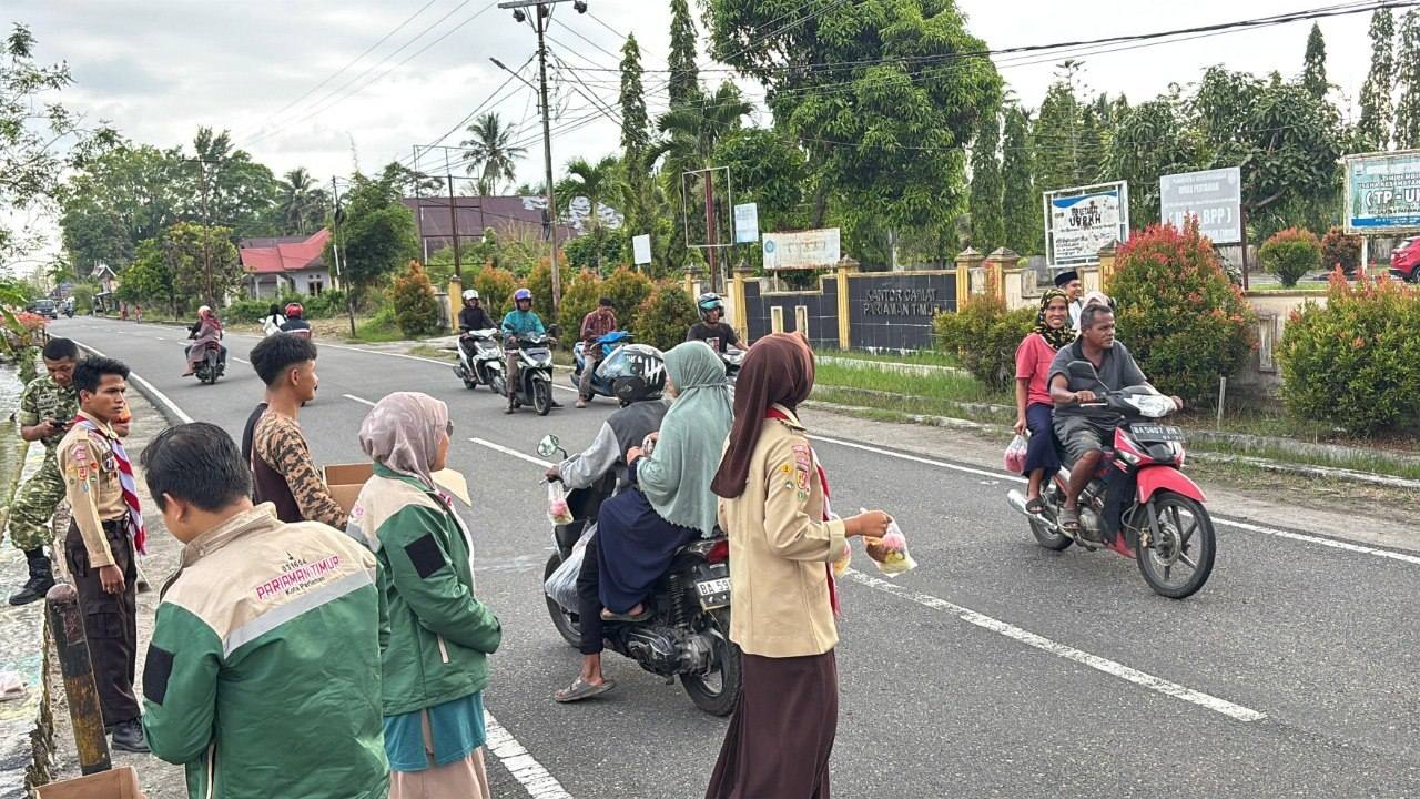 Pramuka Kwarran Pariaman Timur bagikan takjil Ramadan di dua titik, depan Kantor Camat dan SDN 02 Talago Sariak, bagi pengendara dan warga.