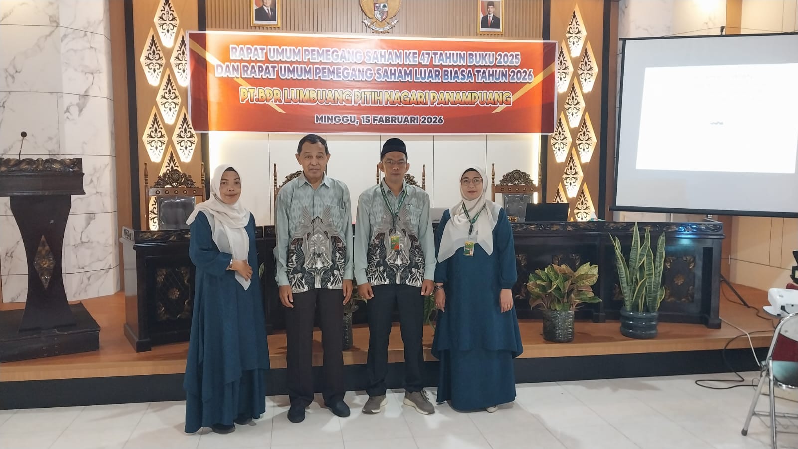 Dari kiri: Hj Sepnina Mazni SH (Komisaris), H Sudirman (Komut), Besriadi (Dirut), Elfi Mulfita SH (Direktur).