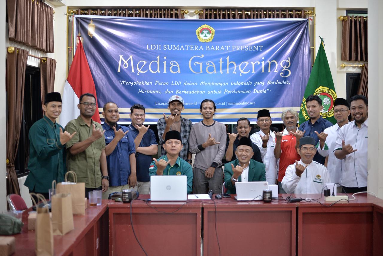 Insan pers dan pengurus DPW LDII Sumbar foto bersama usai kegiatan media gathering dan berbuka puasa bersama, Selasa (10/3/2026).