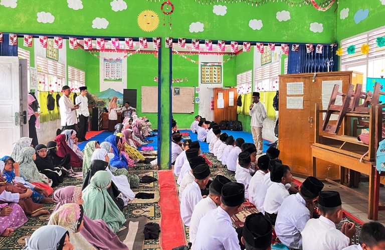 SERIUS: Sejumlah tenaga pendidik bersama kepala sekolah SDN 12 Tanah Garam, Kota Solok, mengikuti program One Day One Juz (ODOJ) yang dicanangkan Pemerintah Kota Solok beberapa waktu lalu.