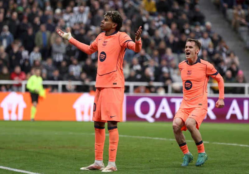 Lamine Yamal mencetak gol penalti untuk Barcelona pada laga Newcastle vs Barcelona di Liga Champions.(Foto: UEFA.com)