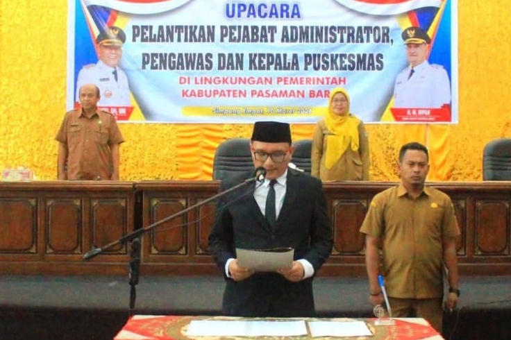 Sekda Pasaman Barat Doddy San Ismail melantik ratusan pejabat administrator, pengawas, dan kepala puskesmas guna memperkuat pelayanan publik dan program pembangunan daerah.