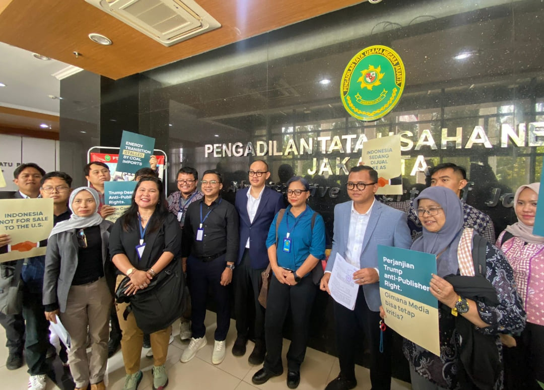 Koalisi Masyarakat Sipil saat mendaftarkan gugatan terhadap Presiden RI terkait perjanjian ART di PTUN Jakarta, 11 Maret 2026.(Foto: Koalisi Masyarakat Sipil)