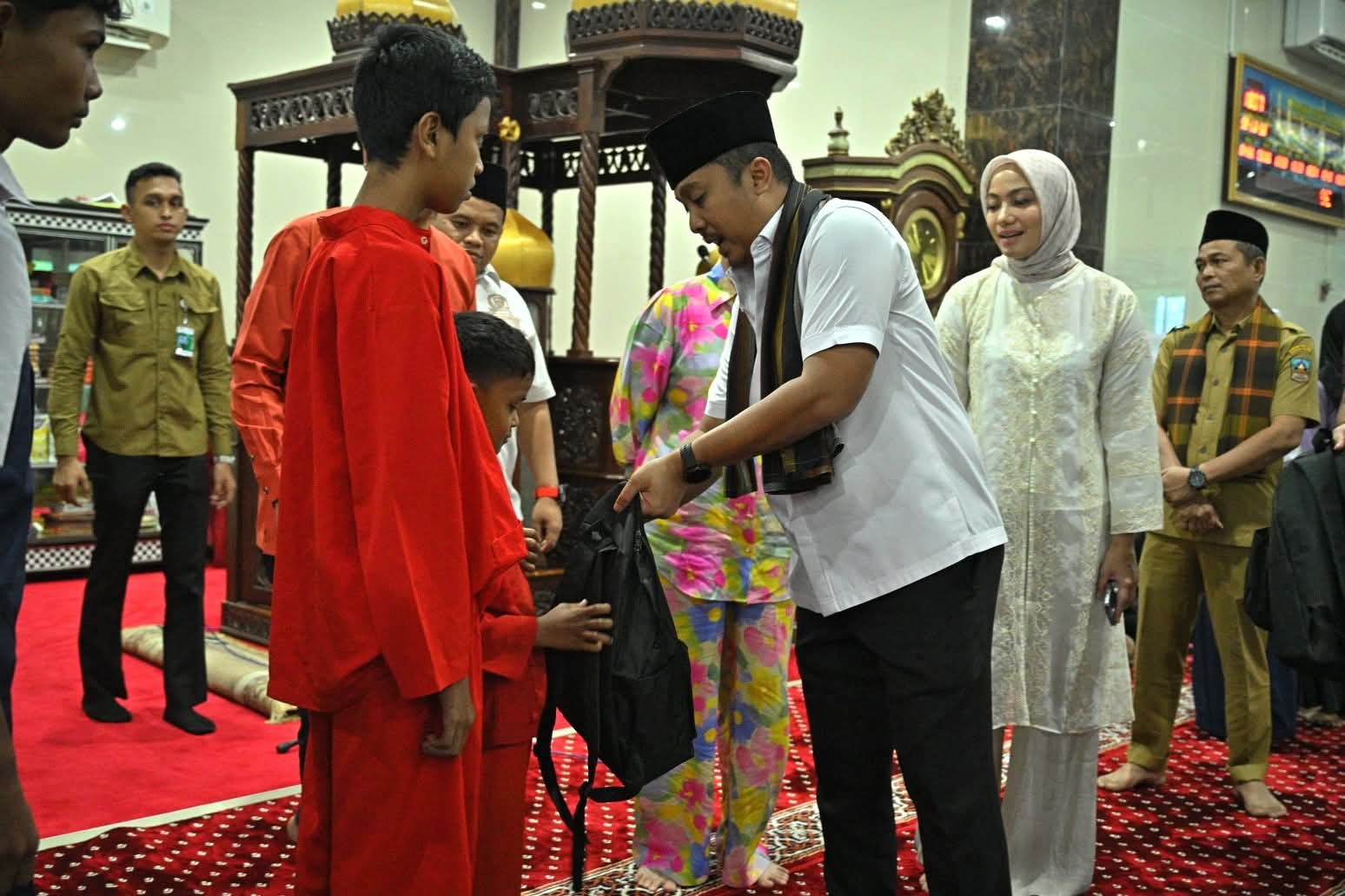 Wakil Gubernur Sumatera Barat, Vasko Ruseimy, menyerahkan bantuan sebesar Rp25 juta kepada Masjid Nurul Huda pada Selasa (10/3/2026).