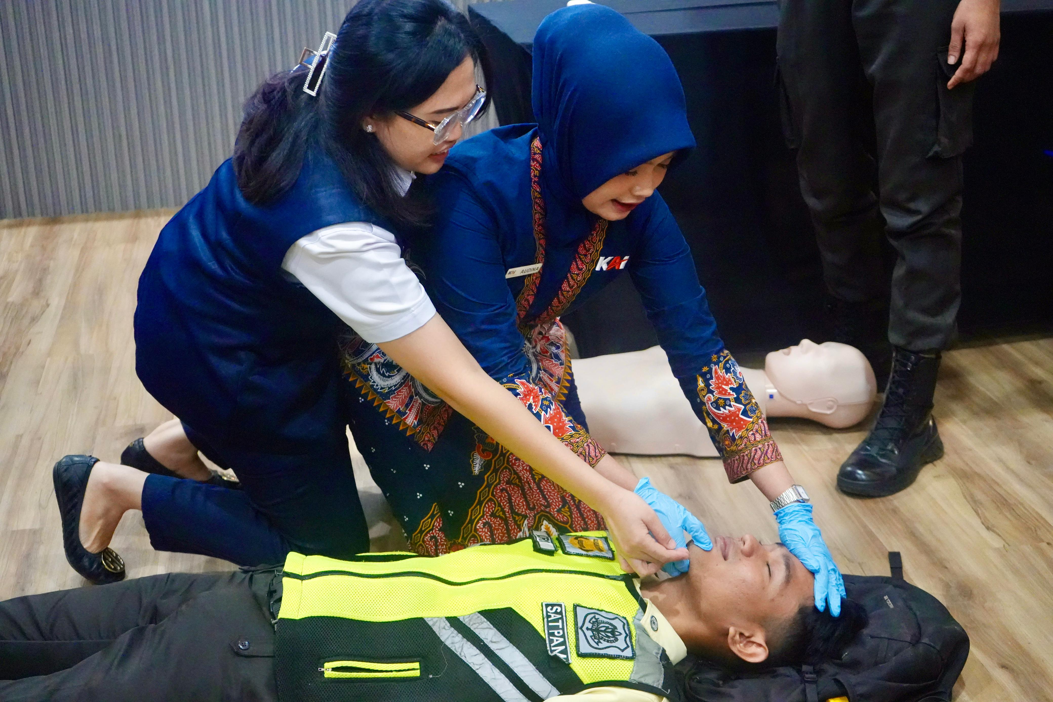 KAI Divre II Sumbar bekali pekerja dengan pelatihan P3K guna menjaga keselamatan operasional kereta.
